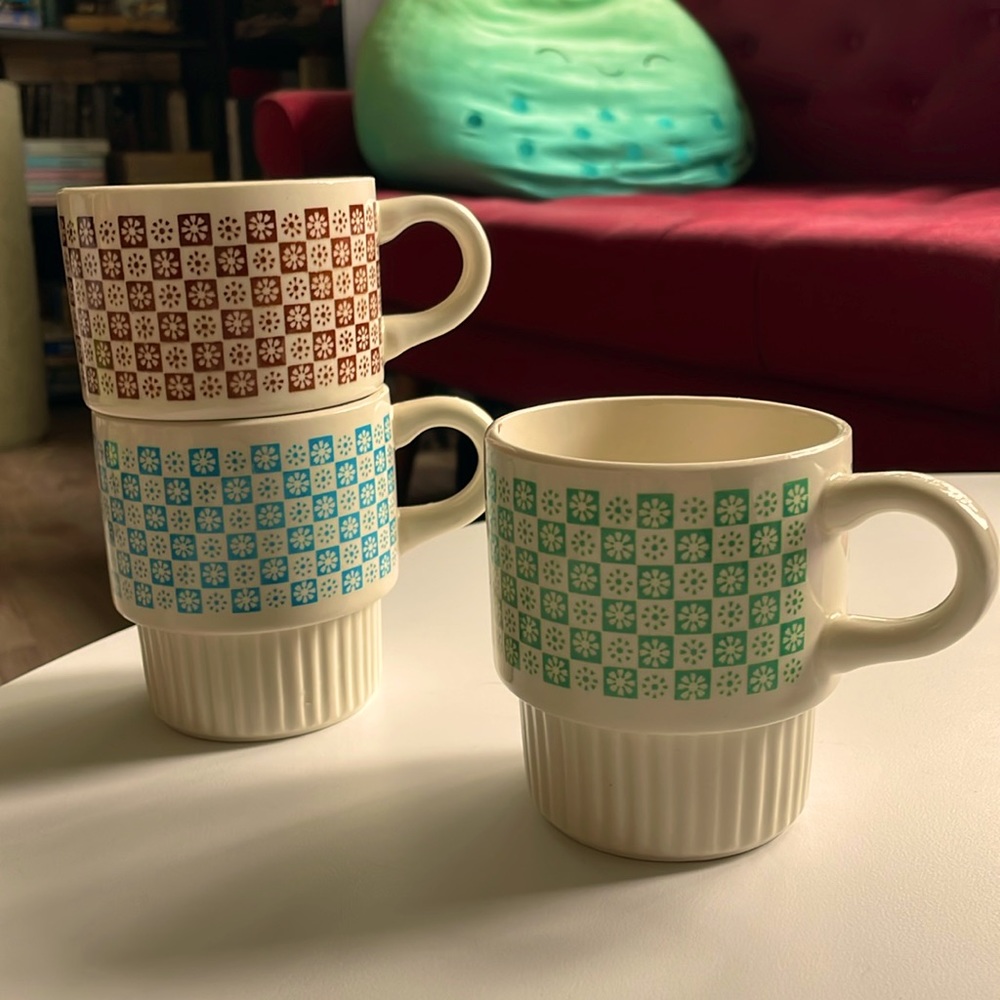 Vintage stacking mugs